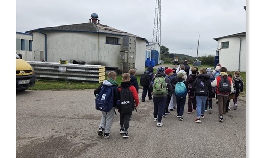 Uczniowie z Bogusz i Starej Rozedranki z wizytą w sokólskim PSZOK-u i oczyszczalni ścieków. 