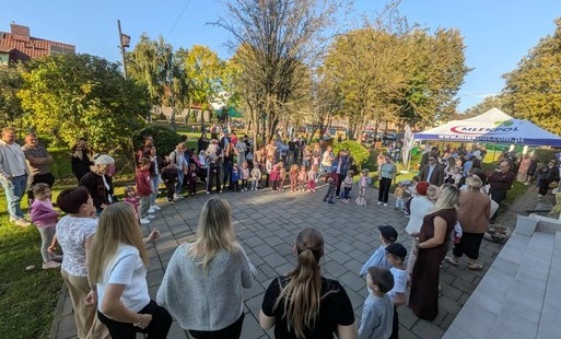 Zabawa dzieci i dorosłych podczas "Dnia Ziemniaka"