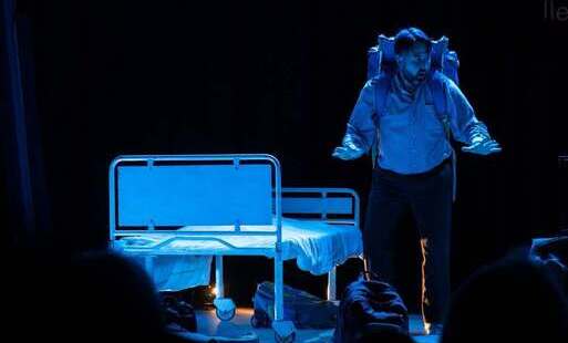 Teatr Czrevo z Bielska Podlaskiego z monodramem „Mały doktor wrócił”. Występ aktorów. 