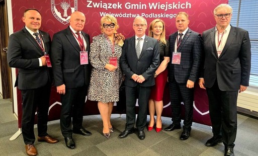 Burmistrz Ewa Kulikowska wraz z uczestnikami Forum Związku Gmin Wiejskich Województwa Podlaskiego