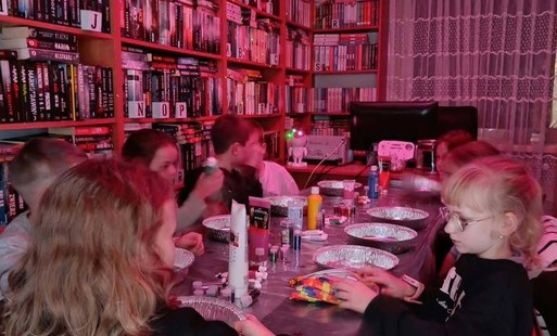 Zdjęcie przedstawia dzieci podczas zajęć NOC BIBLIOTEK w Filii Bibliotecznej nr 1 w Sokółce.