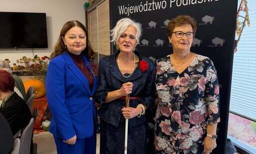 Zdjęcie przedstawia obchody Międzynarodowego Dnia Białej Laski połączone z Jubileuszem 75-lecia Polskiego Związku Niewidomych wraz z Krystyną Korolczuk, Anną Sidor-Żemajduk oraz Panią Wolontariuszką. 