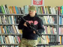 Pokaz replik broni w bibliotece