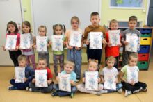 Zdjęcie dzieci z dyplomami
