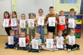Zdjęcie dzieci z dyplomami