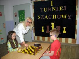 Turniej otworzyła p. Dyrektor Lucyna Szymańska wykonując pierwszy ruch na szachownicy.