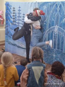 Dzieci miały okazję obejrzeć przedstawienie w wykonaniu aktorów Teatru „Blaszany Bębenek” pt. „Królowa Śniegu”