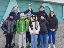 Pływacy, pływaczki i trenerzy Omegi na zawodach w Suwałkach