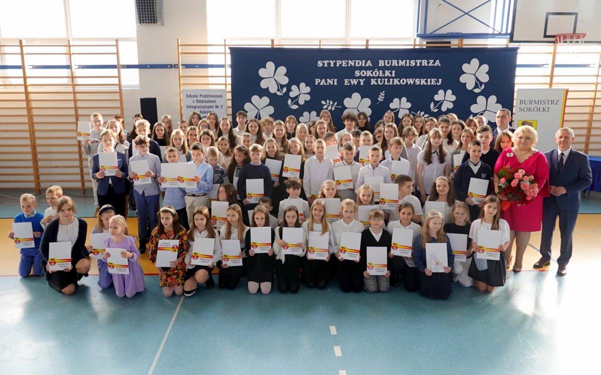 Burmistrz Sokółki nagrodziła najlepszych uczniów