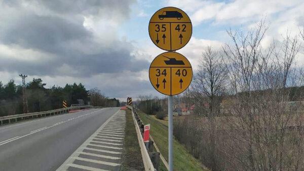 Wojskowe oznakowanie na drodze Źródło: gov.pl