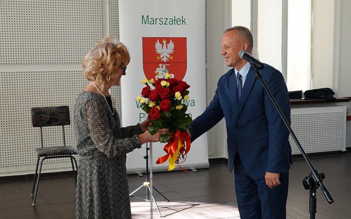 Burmistrza Sokółki Adam Kowalczuk wręczył Barbarze Sawickiej żółto – czerwony bukiet