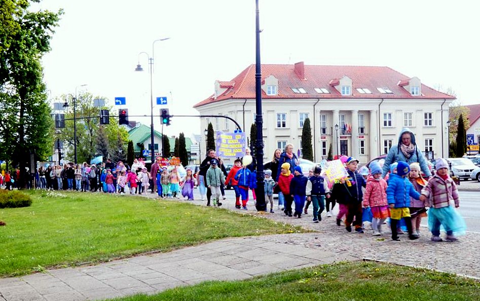 Wspólne maszerowanie z okazji Tygodnia Bibliotek
