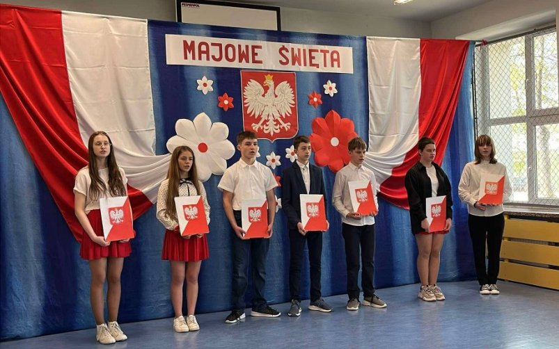 Uczniowie ze Starej Rozedranki uczcili majowe święto