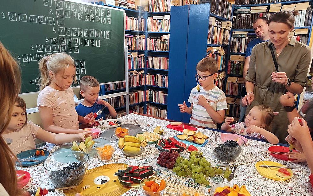 Owocowe lato z biblioteką – radość, zabawa i kreatywność w Filii Bibliotecznej Nr 2
