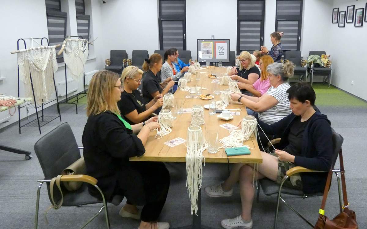Spotkanie rękodzielnicze - nauka plecenia makramy w ramach projektu „Myśl, czuj, działaj”.