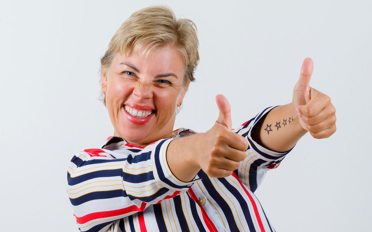 Radosna emerytka (freepik)