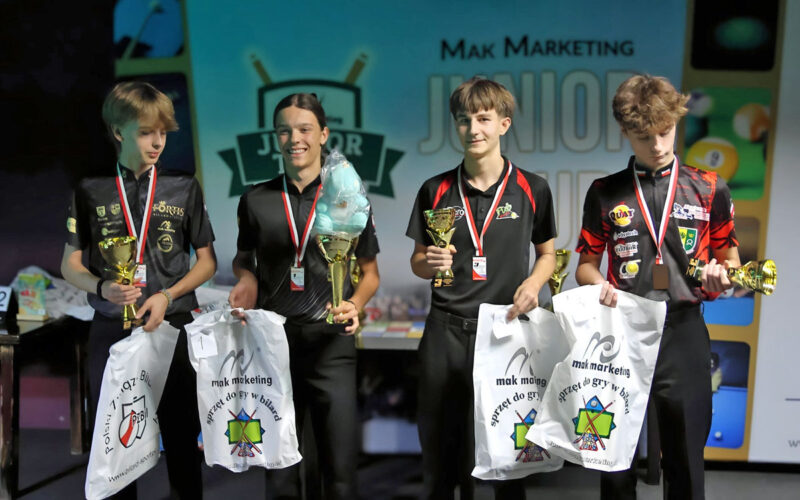 Na zdjęciu: Medaliści Grand Prix Polski Juniorów (od lewej Adam Michalski – Akademia Bilardowa Rokietnica, Tomasz Górski - Bank Spółdzielczy w Sokółce LP Pool z Bilard , Jakub Chrobot – Bilard Fortis Kielce oraz Borys Gaćkowski – Duet Tomaszów Mazowiecki.