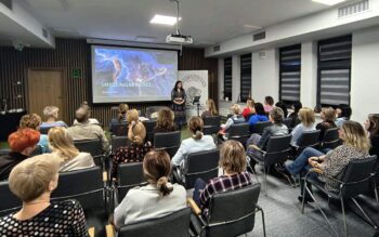 Interpretacja symboli na spotkaniu w Bibliotece