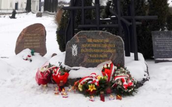 Kwiaty i znicze pod Pomnikiem Zesłańców Sybiru w Sokółce