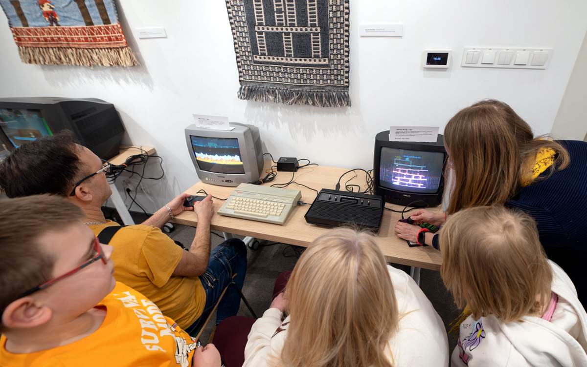 "Tkackie piksele" Karoliny Radulskiej oraz wieczór retro - gier