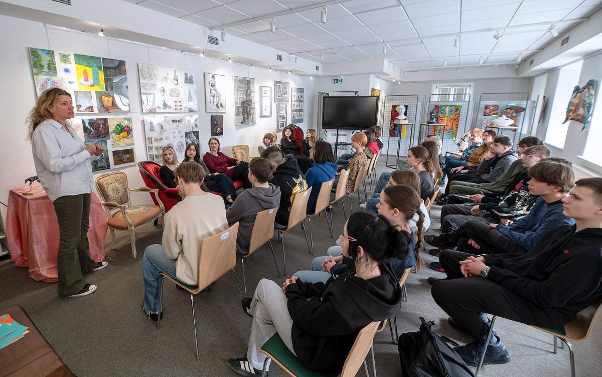 "Plamą i kreską..." wystawa uczniów "Plastyka" w SOK-u