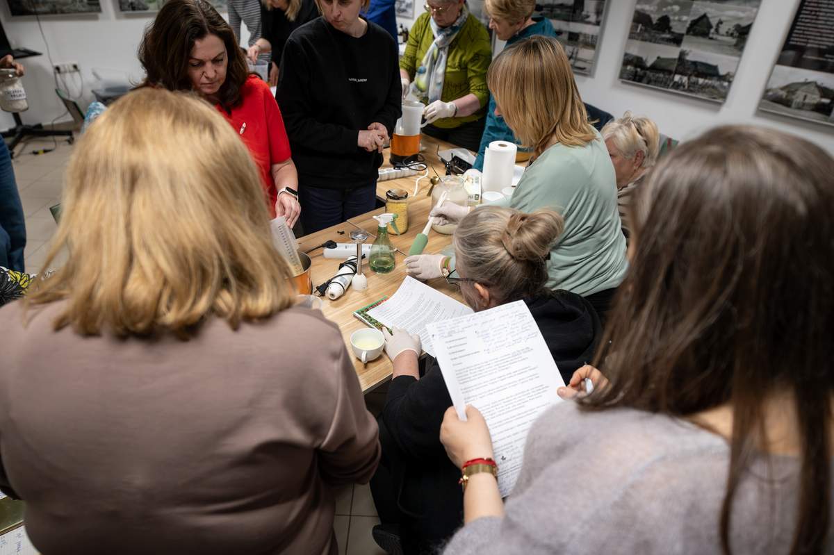 Żywokost w roli głównej – relacja z warsztatów zielarskich w muzeum SOK