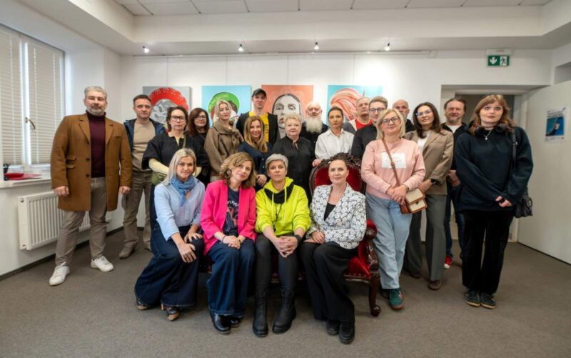 Zdjęcie grupowe - Wystawa malarstwa Magdaleny Talmon