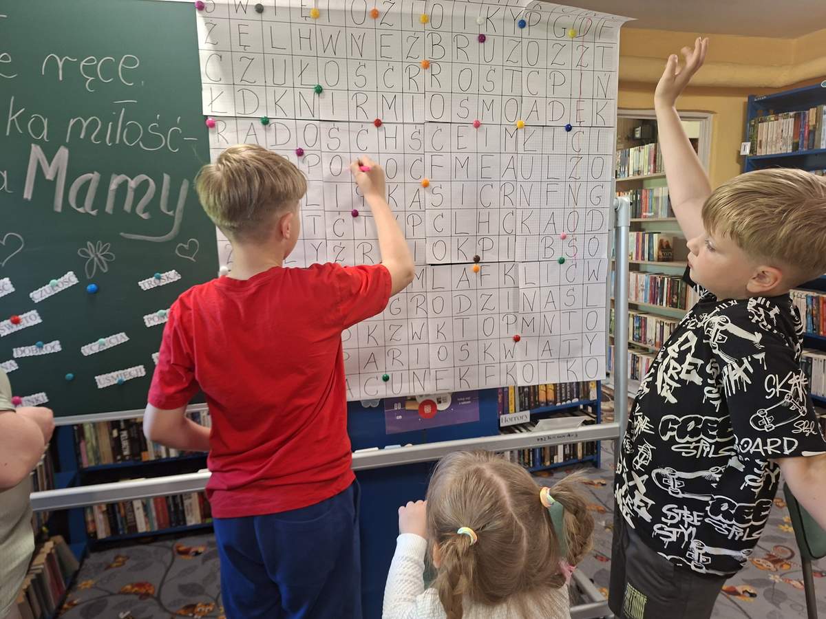 „Małe ręce, wielka miłość – dla Mamy”. Wyjątkowe warsztaty w sokólskiej bibliotece
