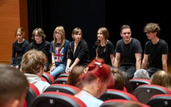 Młodzież z grupy teatralnej SOK-u „Bez Maski” pokazała premierowo spektakl „Instytutu snów”