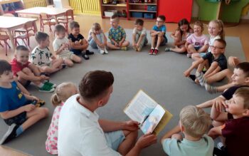 Tata też czyta – wyjątkowe spotkanie z książką w Przedszkolu nr 4